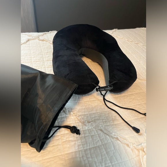 Memory Form Travel Pillow + Bag - Picture 4 of 7